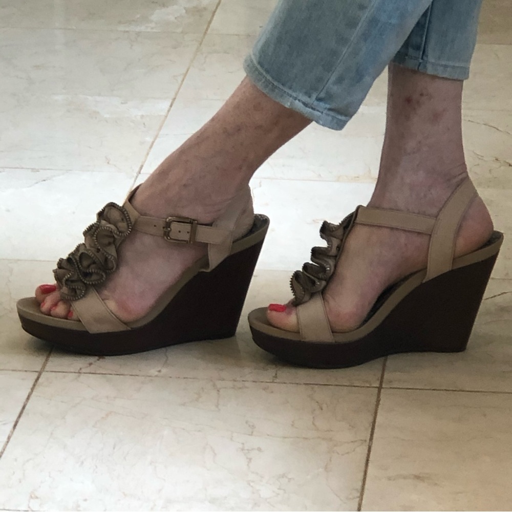 Gianni Bini Wedge Sandal, metal zipper ruffle detail, side buckle. Size 7.5. - Picture 13 of 13